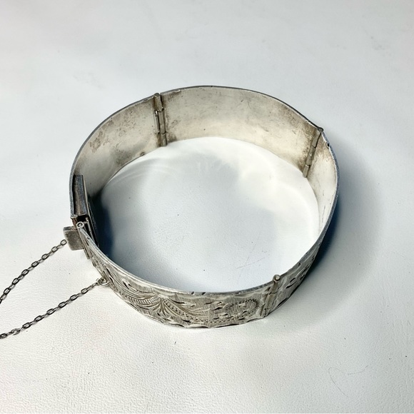 Vintage Mexican Sterling Silver Deeply Chased Hinged Panel Bracelet - Picture 3 of 8